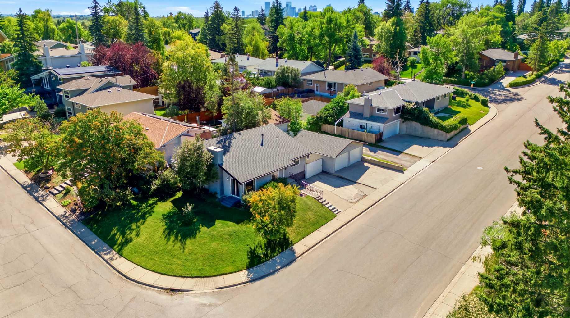 2445 Cherokee Drive NW, T2L0X6