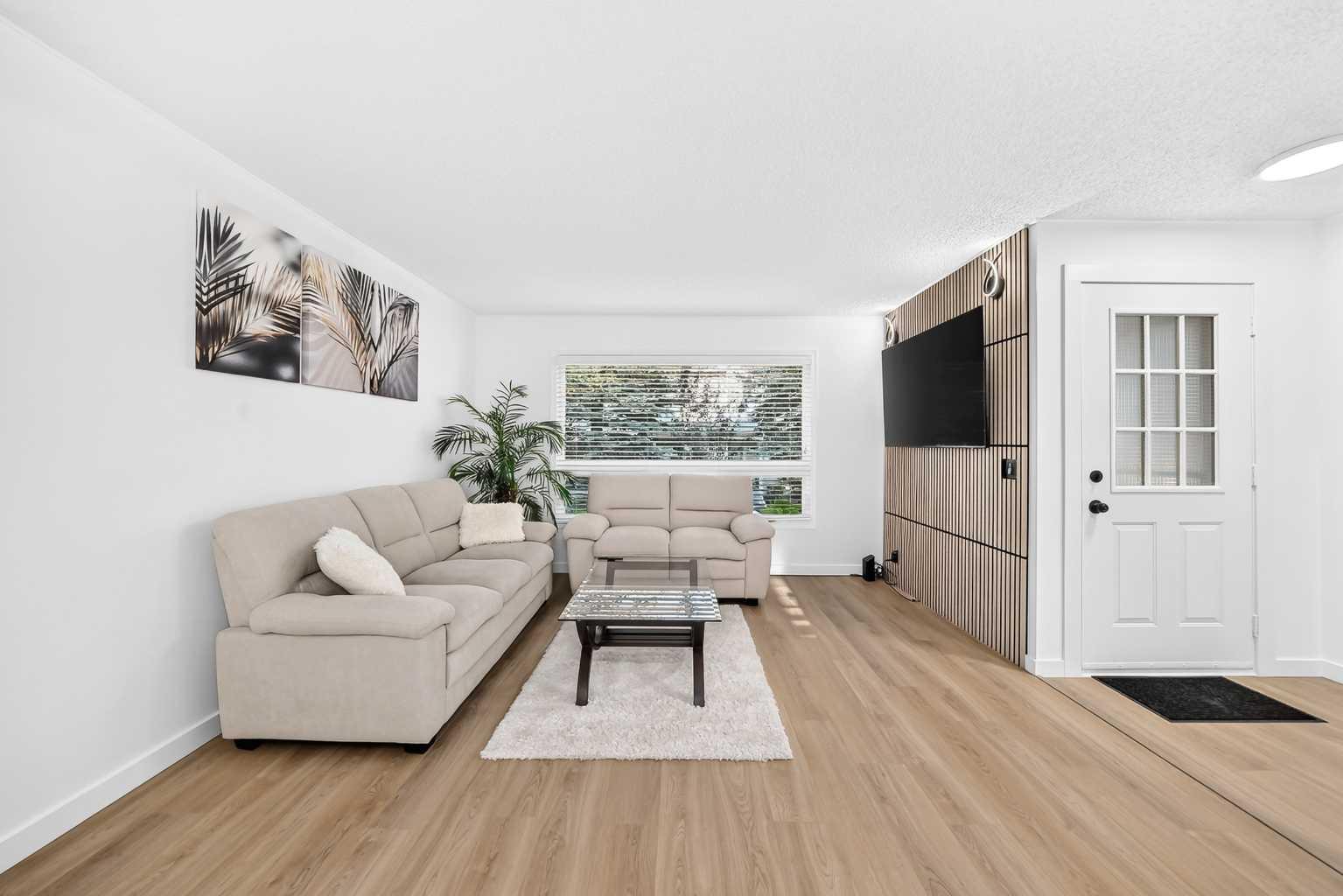 135 Woodsman Lane SW, T2W 4Z5
