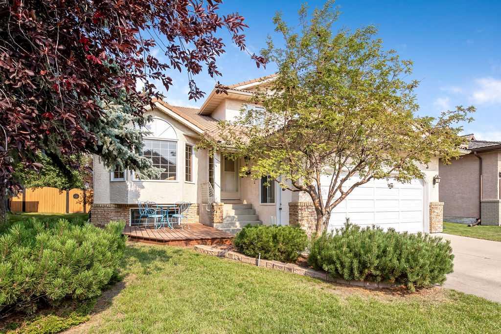 208 Hawkview Manor Place NW, T3G 2Z6