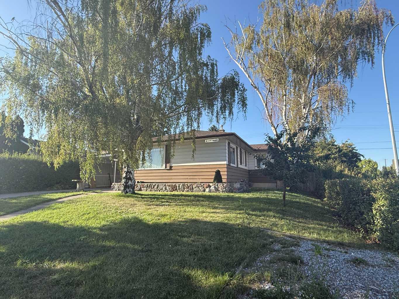 2 Simons Crescent NW, T2K 3N2
