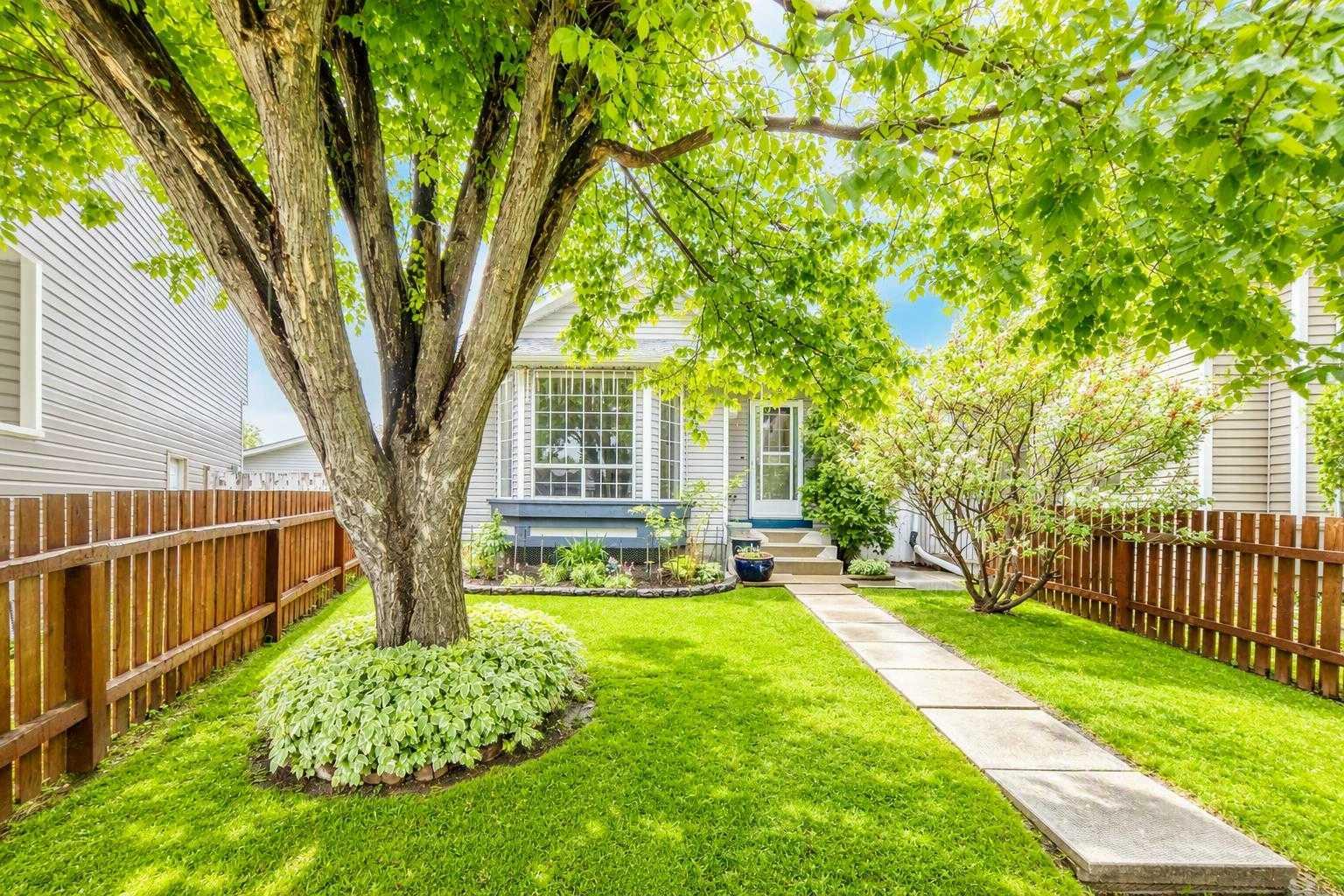 16 Martinridge Way NE, T3J 3C8