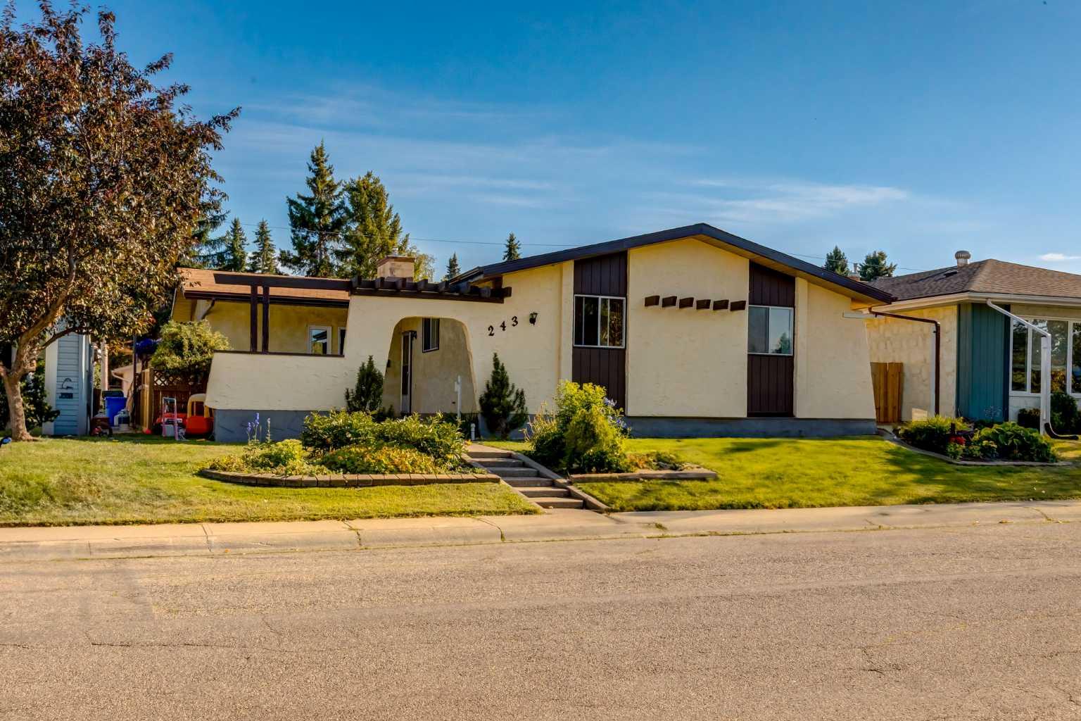 243 Cedarpark Green SW, T2W 2K1