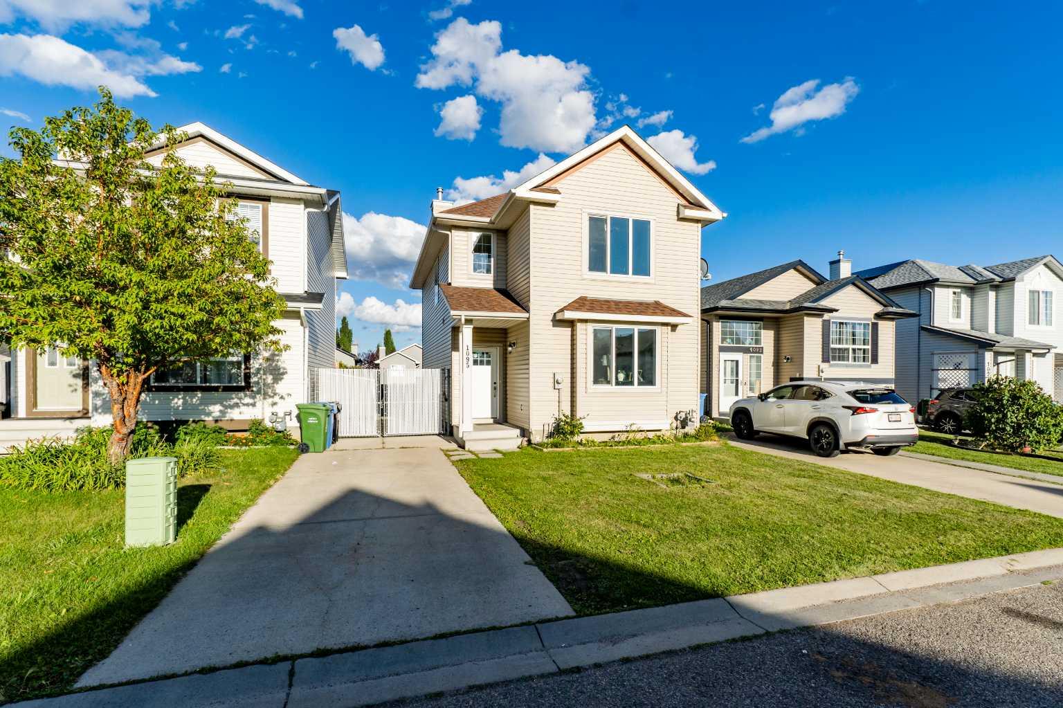 1095 Bridlemeadows Manor SW, T2Y4L1
