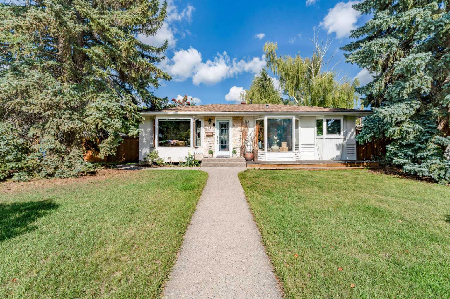 52 Windermere Road SW, T3C 3K5