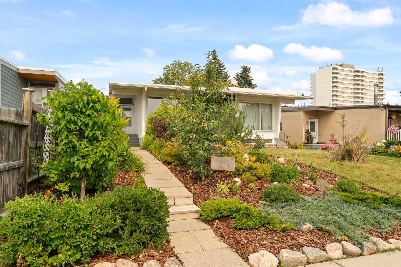 726 68 Avenue SW, T2V 0N2