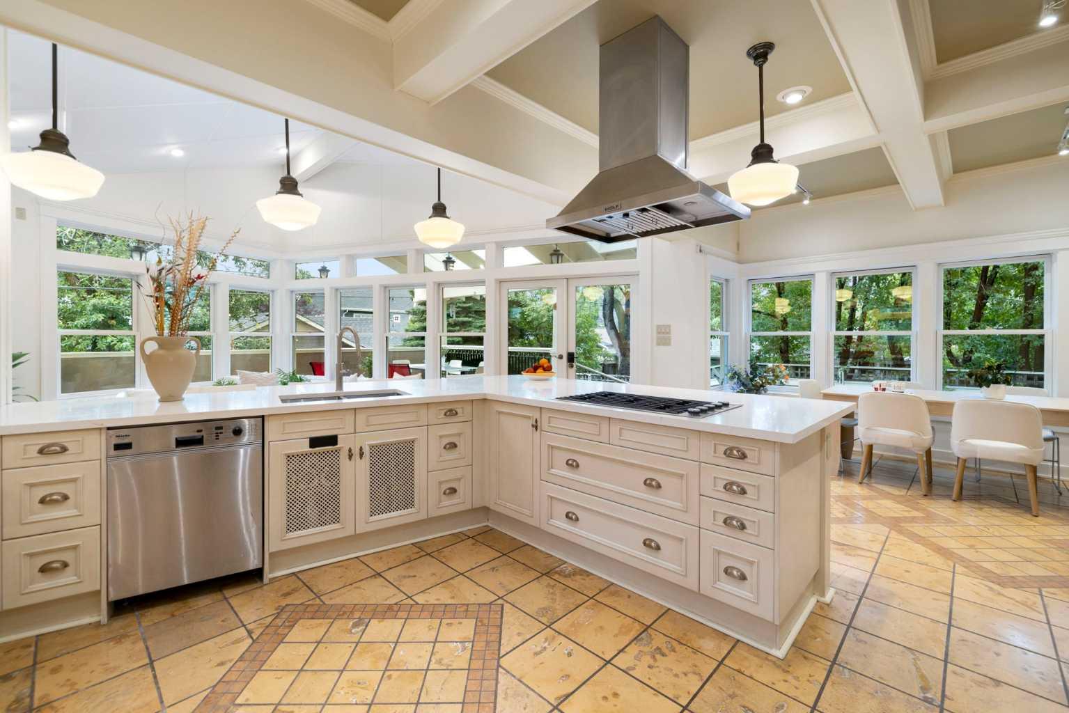 342 Superior Avenue SW, T3C2J2