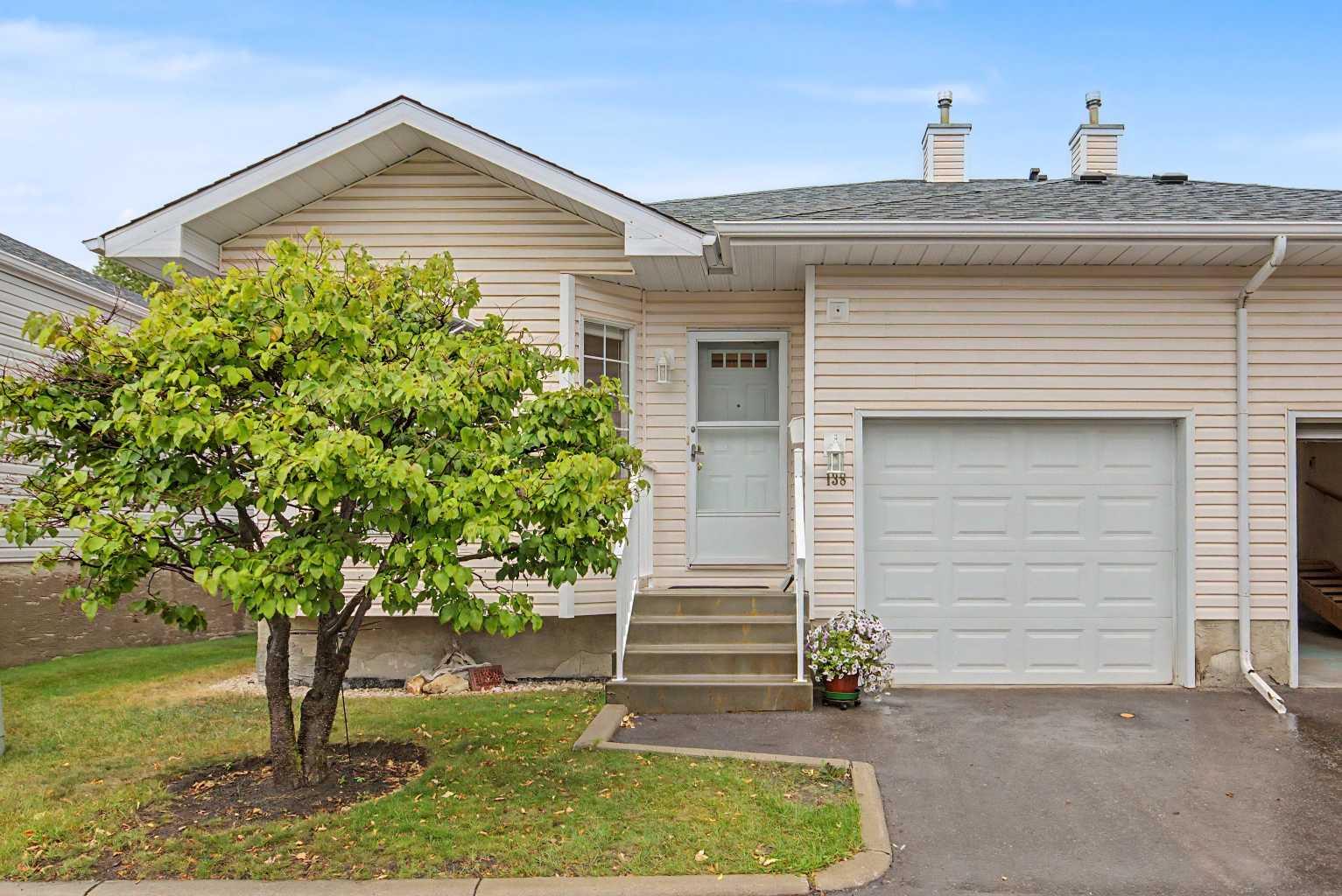 138 Hawkstone Manor NW, T3G 3X2