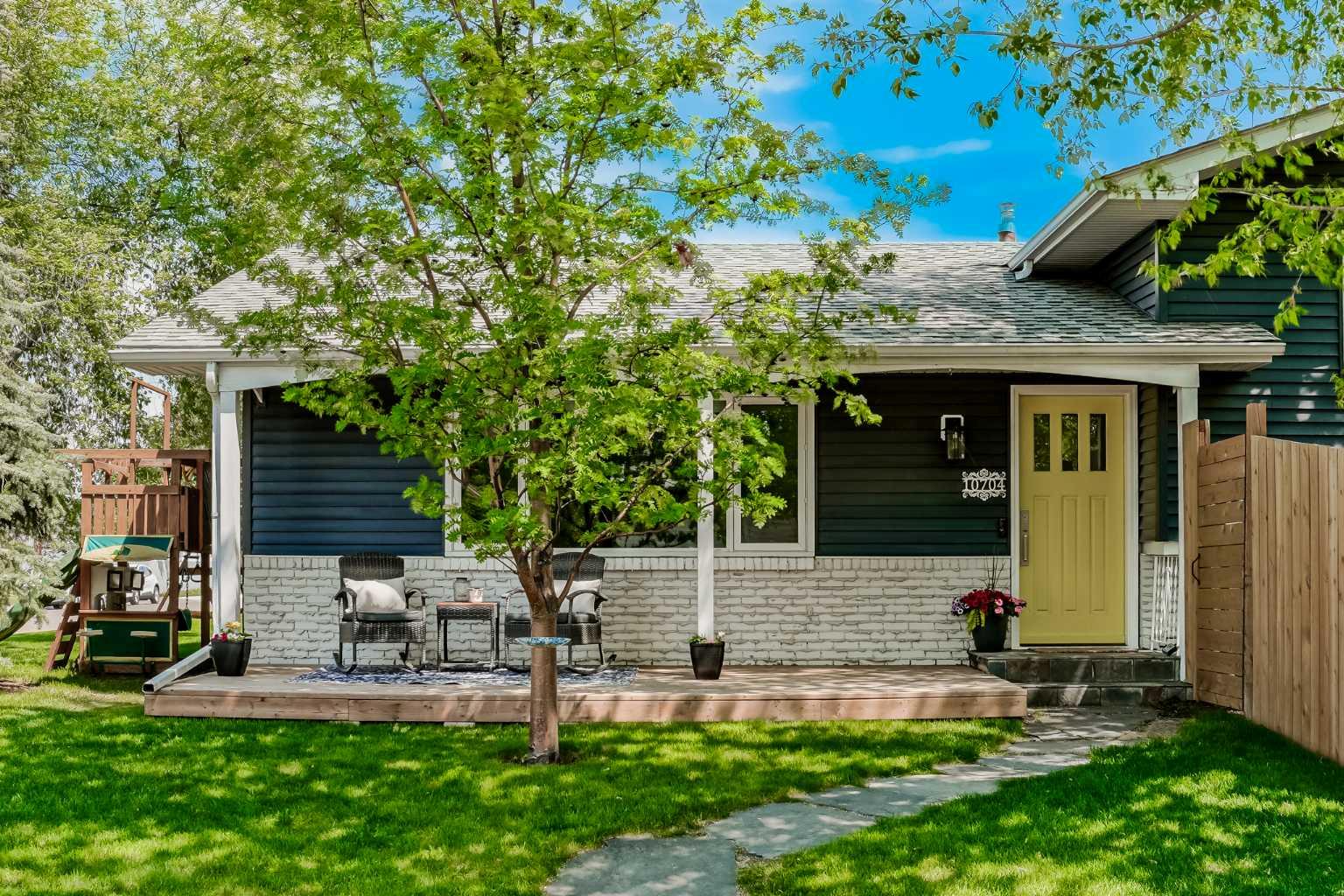 10704 Maplecrest Road SE, T2J 1X9