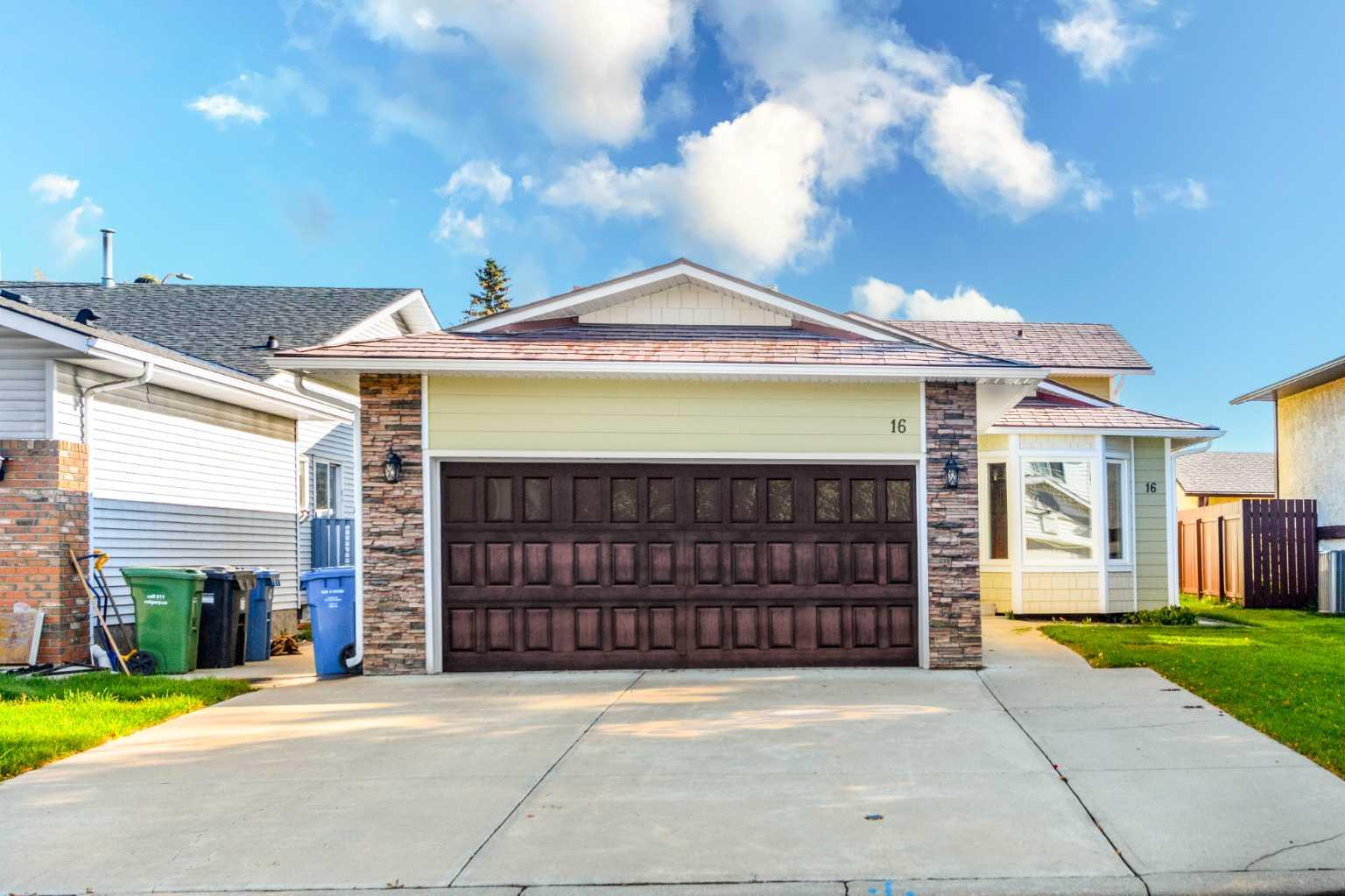 16 DEERSAXON Circle SE, T2J 6R5