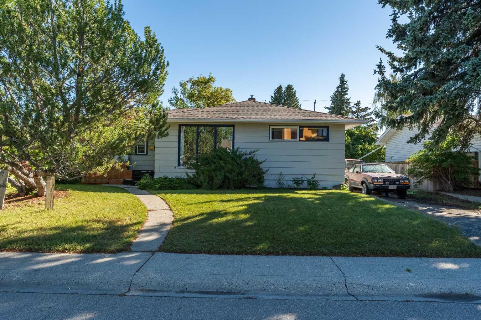 11 Winchester Crescent SW, T3C 2T9