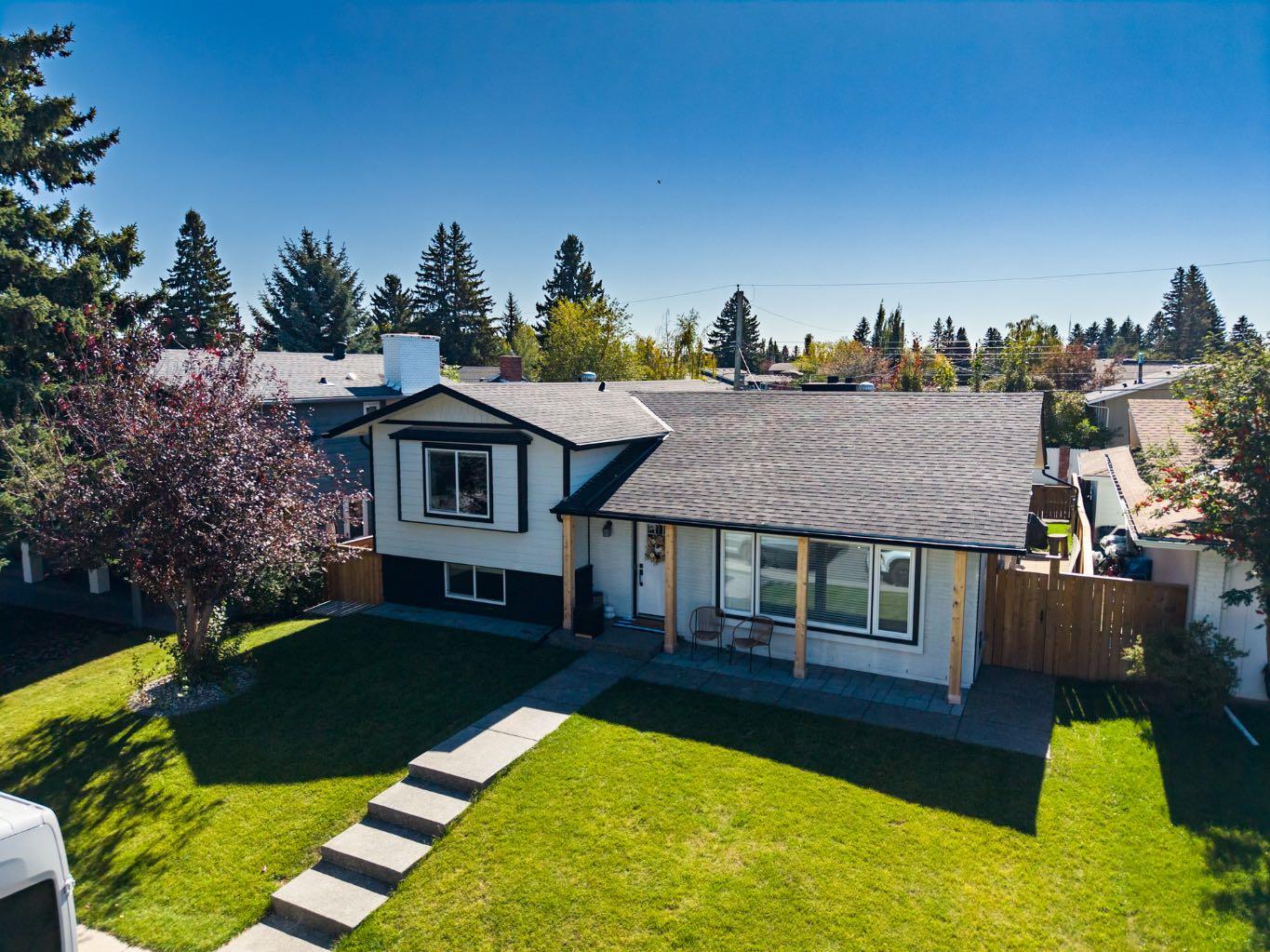 1215 Lake Twintree Drive SE, T2J 2W9