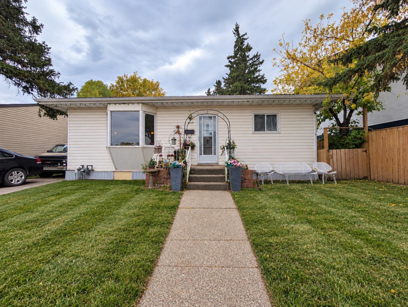 8119 34 Avenue NW, T3B 1P8