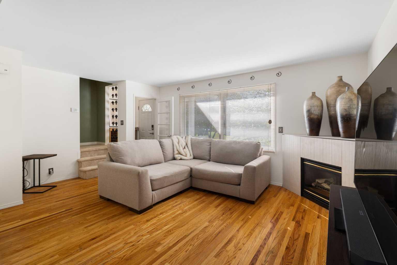554 Killarney Glen Court SW, T3E 7H4
